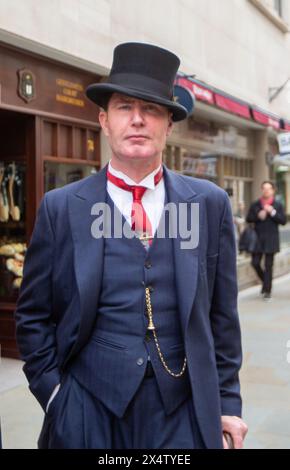 Londres, Angleterre, Royaume-Uni. 5 mai 2024. Dandies et dandizettes sont vus autour de la statue de beau Brummell lors de la quatrième promenade du Grand Flaneur dans le centre de Londres. (Crédit image : © Tayfun Salci/ZUMA Press Wire) USAGE ÉDITORIAL SEULEMENT! Non destiné à UN USAGE commercial ! Banque D'Images