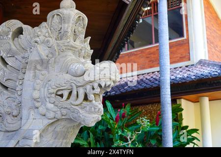 Tête d'une statue de dragon devant une maison balinaise. Gardien de la tradition Banque D'Images