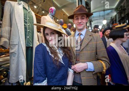 Londres, Angleterre, Royaume-Uni. 5 mai 2024. Dandies et dandizettes sont vus autour de la statue de beau Brummell lors de la quatrième promenade du Grand Flaneur dans le centre de Londres. (Crédit image : © Tayfun Salci/ZUMA Press Wire) USAGE ÉDITORIAL SEULEMENT! Non destiné à UN USAGE commercial ! Banque D'Images