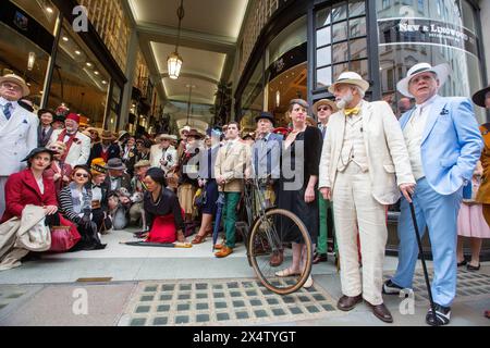 Londres, Angleterre, Royaume-Uni. 5 mai 2024. Dandies et dandizettes sont vus autour de la statue de beau Brummell lors de la quatrième promenade du Grand Flaneur dans le centre de Londres. (Crédit image : © Tayfun Salci/ZUMA Press Wire) USAGE ÉDITORIAL SEULEMENT! Non destiné à UN USAGE commercial ! Banque D'Images