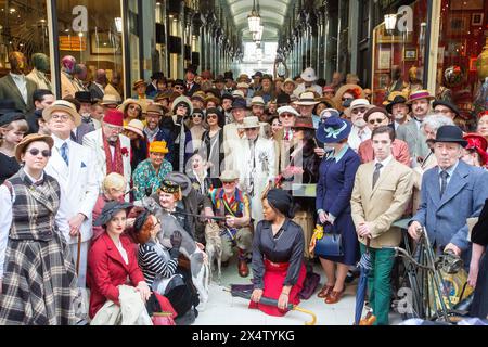 Londres, Angleterre, Royaume-Uni. 5 mai 2024. Dandies et dandizettes sont vus autour de la statue de beau Brummell lors de la quatrième promenade du Grand Flaneur dans le centre de Londres. (Crédit image : © Tayfun Salci/ZUMA Press Wire) USAGE ÉDITORIAL SEULEMENT! Non destiné à UN USAGE commercial ! Banque D'Images