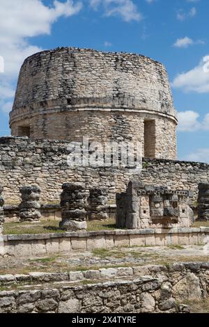 Complexe de l'accs (premier plan), observatoire (arrière-plan), ruines mayas, Mayapan Site Archéologique, Yucatan, Mexique Banque D'Images