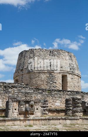 Complexe de l'accs (premier plan), observatoire (arrière-plan), ruines mayas, Mayapan Site Archéologique, Yucatan, Mexique Banque D'Images