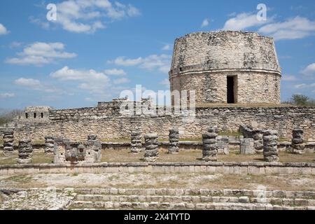 Complexe de l'accs (premier plan), observatoire (arrière-plan), ruines mayas, Mayapan Site Archéologique, Yucatan, Mexique Banque D'Images