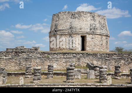 Complexe de l'accs (premier plan), observatoire (arrière-plan), ruines mayas, Mayapan Site Archéologique, Yucatan, Mexique Banque D'Images