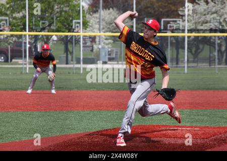 lanceur livrant au match de baseball du lycée Banque D'Images