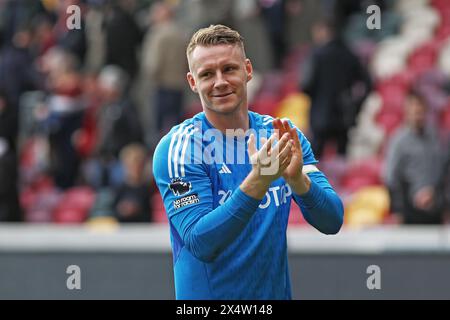 Londres, Royaume-Uni. 04 mai 2024. Londres, le 4 mai 2024 : le gardien Bernd Leno de Fulham applaudit les supporters lors du match de premier League entre Brentford et Fulham au GTECH Community Stadium le 4 mai 2024 à Londres, en Angleterre. (Pedro Soares/SPP) crédit : photo de presse SPP Sport. /Alamy Live News Banque D'Images