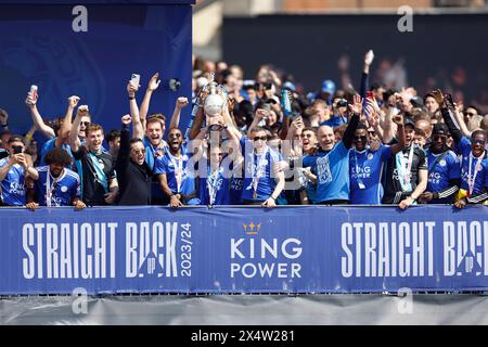 Les joueurs et la direction de Leicester City lèvent le trophée sur le balcon lors d'un défilé à Leicester pour célébrer la victoire du titre de Sky Bet Championship. Date de la photo : dimanche 5 mai 2024. Banque D'Images