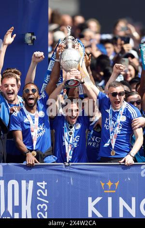 Les joueurs et la direction de Leicester City lèvent le trophée sur le balcon lors d'un défilé à Leicester pour célébrer la victoire du titre de Sky Bet Championship. Date de la photo : dimanche 5 mai 2024. Banque D'Images