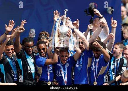 Les joueurs et la direction de Leicester City lèvent le trophée sur le balcon lors d'un défilé à Leicester pour célébrer la victoire du titre de Sky Bet Championship. Date de la photo : dimanche 5 mai 2024. Banque D'Images