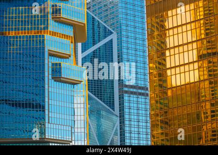 Cadres en verre et figures stylistiques dans des gradients chatoyants, reflets abstraits de miroirs dans le prisme des réfractions des bâtiments, interweavi complexe Banque D'Images