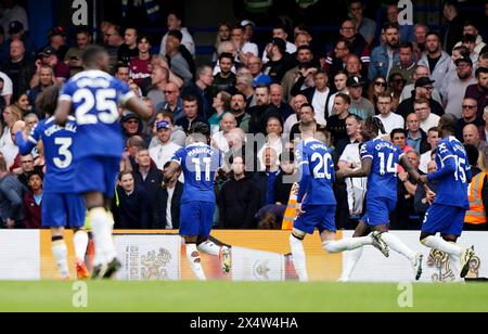 Noni Madueke de Chelsea (au centre gauche) célèbre avoir marqué son troisième but du match lors du match de premier League à Stamford Bridge, Londres. Date de la photo : dimanche 5 mai 2024. Banque D'Images