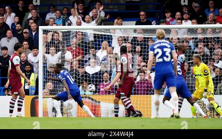 Noni Madueke de Chelsea (deuxième à gauche) célèbre avoir marqué son troisième but du match lors du match de premier League à Stamford Bridge, Londres. Date de la photo : dimanche 5 mai 2024. Banque D'Images