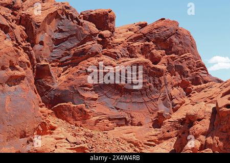 Formations rocheuses rouges dans les grès de Valley of Fire State Park près d'Overton, Nevada, contre un ciel bleu vif Banque D'Images