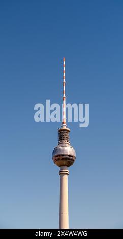 La célèbre tour de télévision à Berlin, Allemagne, 2024 Banque D'Images