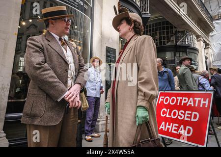 Londres, Royaume-Uni. 05 mai 2024. Un groupe de chaps, chapettes et dandies habillés prennent part à la marche annuelle du Grand Flaneur Walk, qui commence à côté de la statue de beau Brummell sur Jermyn Street, puis se promène dans le quartier de St James à Londres. Crédit : Imageplotter/Alamy Live News Banque D'Images