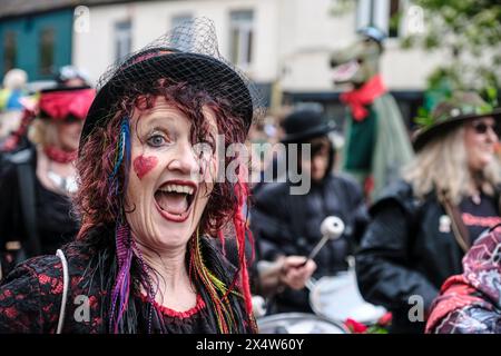 Glastonbury, Royaume-Uni. 5 mai 2024. Mai Fayre et la procession du Dragon fait partie d'une semaine de célébrations pour marquer Beltane et mai Day. Le festival a ses racines dans les premières célébrations saisonnières gaéliques, il s'intègre bien dans la communauté New age que cette petite ville du Somerset attire. Crédit : JMF News/Alamy Live News Banque D'Images
