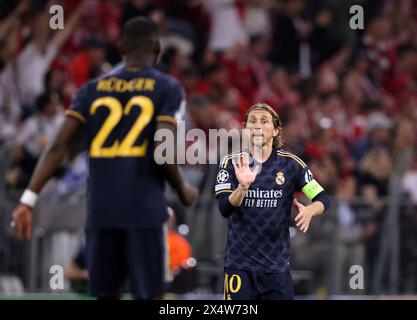 MUNICH, ALLEMAGNE - AVRIL 30 : Luka Modric du Real Madrid donne les instructions de son équipe lors du match de demi-finale de l'UEFA Champions League entre le FC Bayern München et le Real Madrid à l'Allianz Arena le 30 avril 2024 à Munich, en Allemagne. © diebilderwelt / Alamy Stock Banque D'Images