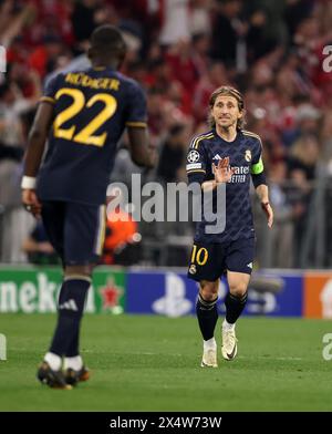 MUNICH, ALLEMAGNE - AVRIL 30 : Luka Modric du Real Madrid donne les instructions de son équipe lors du match de demi-finale de l'UEFA Champions League entre le FC Bayern München et le Real Madrid à l'Allianz Arena le 30 avril 2024 à Munich, en Allemagne. © diebilderwelt / Alamy Stock Banque D'Images