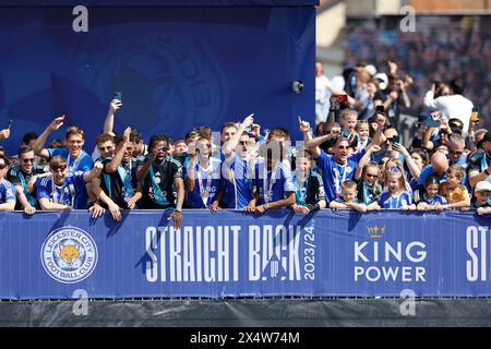 James Justin de Leicester City, Stephy Mavididi, Ricardo Pereira, Jamie Vardy et Hamza Choudhury avec d'autres joueurs de Leicester City et la direction sur le balcon lors d'un défilé à Leicester pour célébrer la victoire du titre de Sky Bet Championship. Date de la photo : dimanche 5 mai 2024. Banque D'Images