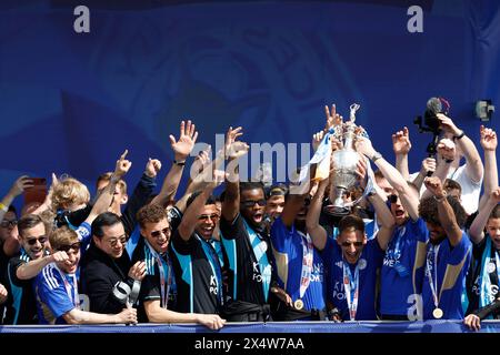 Les joueurs et la direction de Leicester City lèvent le trophée sur le balcon lors d'un défilé à Leicester pour célébrer la victoire du titre de Sky Bet Championship. Date de la photo : dimanche 5 mai 2024. Banque D'Images