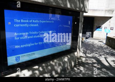 Un avis à une entrée du Trinity College à Dublin. Le campus reste fermé au public en raison d'un campement pro-palestinien en cours sur son terrain. Date de la photo : dimanche 5 mai 2024. Banque D'Images