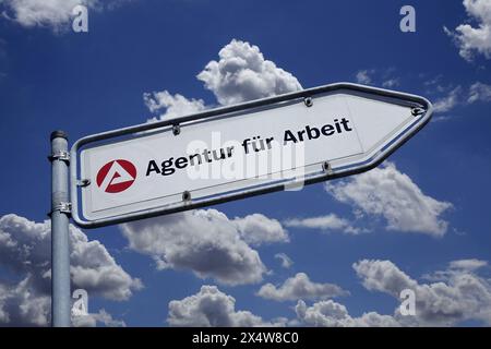 Wegweiser zum Arbeitsamt und Wolkenhimmel Wegweiser zum Arbeitsamt und Wolkenhimmel, 05.05.2024, Borkwalde, Brandenburg, Auf einem Wegweiser der zum Himmel zeigt befindet sich der Schriftzug Agentur für Arbeit. *** Signalisation vers le bureau de l'emploi et ciel nuageux signalisation vers le bureau de l'emploi et ciel nuageux, 05 05 05 2024, Borkwalde, Brandebourg, sur un panneau pointant vers le ciel se trouve le lettrage Agence de l'emploi Agentur für Arbeit Banque D'Images