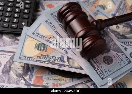 Vue en angle élevé du marteau et de la pile de 100 dollar américain Banque D'Images