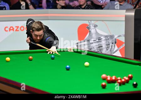 Jak Jones prend un tir, lors de la finale des Championnats du monde Cazoo 2024 au Crucible Theatre, Sheffield, Royaume-Uni. 5 mai 2024. (Photo de Cody Froggatt/News images) à Sheffield, Royaume-Uni le 5/5/2024. (Photo de Cody Froggatt/News images/Sipa USA) crédit : Sipa USA/Alamy Live News Banque D'Images