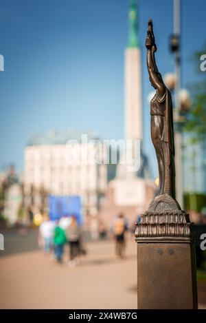 Sculpture miniature en bronze du monument de la liberté Milda à Riga Banque D'Images