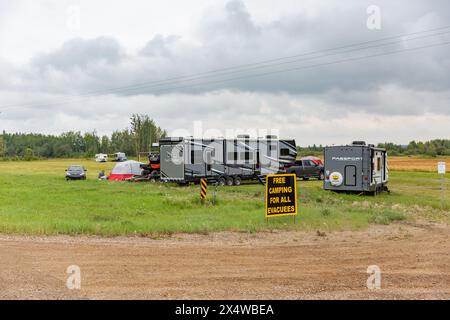 Les VR stationnés dans une aire de camping gratuite établie à High Level, en Alberta, pour les évacués des feux de forêt des Territoires du Nord-Ouest. Plus de 4 millions d'hectares de forêt brûlés. Banque D'Images