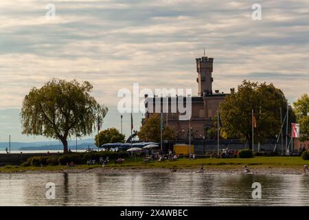 LANGENARGEN, ALLEMAGNE - 4 MAI 2024 : sur les rives du lac de Constance à Langenargen près du château de Montfort Banque D'Images