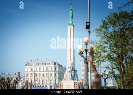 Sculpture miniature en bronze du monument de la liberté Milda à Riga Banque D'Images