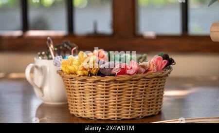 Libérez votre créativité : panier débordant de broderie colorée Floss Banque D'Images