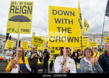 Londres, Angleterre, Royaume-Uni. 5 mai 2024. Les manifestants tiennent des pancartes pendant le rassemblement organisé par le groupe de campagne anti-monarchie 'Republic' à Trafalgar Square à Londres, à l'approche du premier anniversaire du couronnement du roi Charles III (crédit image : © Thomas Krych/ZUMA Press Wire) USAGE ÉDITORIAL SEULEMENT ! Non destiné à UN USAGE commercial ! Crédit : ZUMA Press, Inc/Alamy Live News crédit : ZUMA Press, Inc/Alamy Live News Banque D'Images