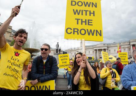 Londres, Angleterre, Royaume-Uni. 5 mai 2024. Les manifestants tiennent des pancartes pendant le rassemblement organisé par le groupe de campagne anti-monarchie 'Republic' à Trafalgar Square à Londres, à l'approche du premier anniversaire du couronnement du roi Charles III (crédit image : © Thomas Krych/ZUMA Press Wire) USAGE ÉDITORIAL SEULEMENT ! Non destiné à UN USAGE commercial ! Crédit : ZUMA Press, Inc/Alamy Live News crédit : ZUMA Press, Inc/Alamy Live News Banque D'Images