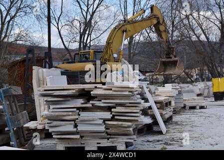 Atelier pour le traitement de produits en pierre. Entrepôt de pierre naturelle décorative en plein air. Boutures de calcaire pour la production Banque D'Images