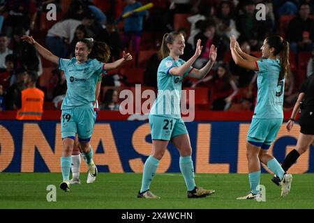 Grenade, Espagne. 04 mai 2024. Les joueuses féministes du FC Barcelona célèbrent leur victoire lors du match de Liga F entre Granada CF femenino et FC Barcelona femenino au Nuevo Los Cármenes Stadium le 04 mai 2024 à Grenade, Espagne. (Photo de José M. Baldomero/Pacific Press) crédit : Pacific Press Media production Corp./Alamy Live News Banque D'Images