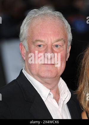 DOSSIER PHOTOS : L'acteur Bernard Hill est décédé 1944:2024. BERNARD HILL 'The Kid' première anglaise à l'Odeon West End, Leicester Square, Londres, Angleterre, le 15 septembre 2010. Portrait Headshot chemise noir blanc Cap/bel ©Tom Belcher/Capital Pictures crédit : Capital Pictures/Alamy Live News Banque D'Images