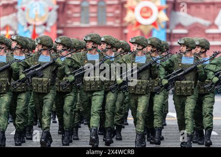 Moscou, Russie. 5 mai 2024. Les soldats marchent lors d'une répétition pour le défilé militaire du jour de la victoire, qui marque le 79e anniversaire de la victoire soviétique dans la Grande Guerre patriotique, le mandat de la Russie pour la seconde Guerre mondiale, sur la place Rouge à Moscou, Russie, le 5 mai 2024. Crédit : Bai Xueqi/Xinhua/Alamy Live News Banque D'Images