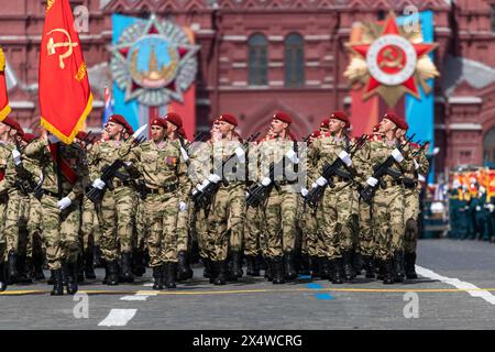 Moscou, Russie. 5 mai 2024. Les soldats marchent lors d'une répétition pour le défilé militaire du jour de la victoire, qui marque le 79e anniversaire de la victoire soviétique dans la Grande Guerre patriotique, le mandat de la Russie pour la seconde Guerre mondiale, sur la place Rouge à Moscou, Russie, le 5 mai 2024. Crédit : Bai Xueqi/Xinhua/Alamy Live News Banque D'Images