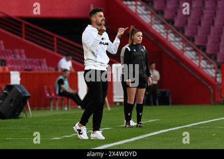 Grenade, Grenade, Espagne. 4 mai 2024. Roger Lamesa entraîneur de Granada CF femenino lors du match de Liga F entre Granada CF femenino - FC Barcelona femenino au Nuevo Los CÃrmenes Stadium le 04 mai 2024 à Grenade, Espagne. (Crédit image : © José M Baldomero/Pacific Press via ZUMA Press Wire) USAGE ÉDITORIAL SEULEMENT! Non destiné à UN USAGE commercial ! Banque D'Images