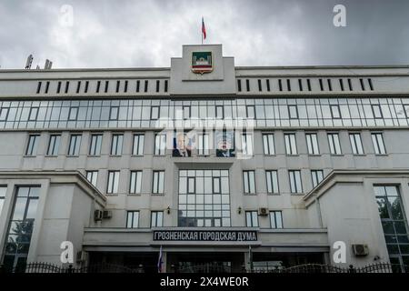 L'administration de la ville de Grozny, République de Tchétchénie, avec le drapeau et les armoiries, et les portraits de Vladimir Poutine et Akhmad-Khadzhi Kadyrov. Banque D'Images