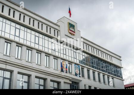 L'administration de la ville de Grozny, République de Tchétchénie, avec le drapeau et les armoiries, et les portraits de Vladimir Poutine et Akhmad-Khadzhi Kadyrov. Banque D'Images