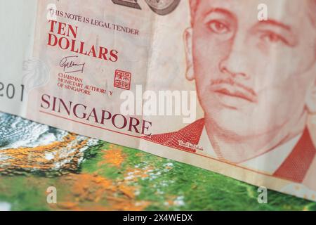 Singapour Money, billet de banque de 10 dollars Singapour sur le fond du monde, concept de marché financier Banque D'Images