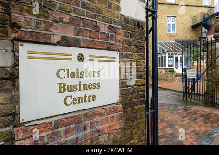 Londres, Royaume-Uni - 29 avril 2024 : le Centre d'affaires CLOISTERS vend des maisons et des appartements Banque D'Images