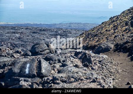 Variété de formes de lave solidifiée au basalte (clinker) : hawaïen est le type principal de lave (lave aa). Champs de lave de basalte étendus (trappide) contre le backgro Banque D'Images