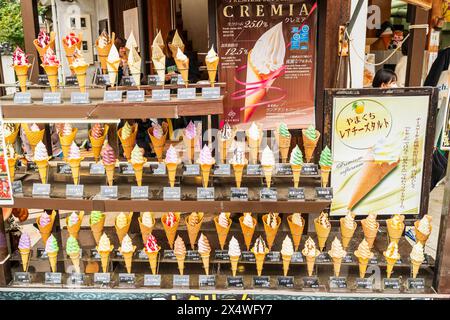 Affichage de différentes saveurs de cônes de crème glacée avec des prix en vente dans un magasin de tourisme à Iwakuni. Les cônes sont en plastique, une technique courante au Japon Banque D'Images