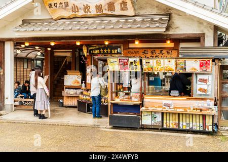 Restaurant touristique à Iwakuni, Japon. Vend différents types de cônes de crème glacée ainsi que de la nourriture, il a des comptoirs extérieurs et une salle à manger intérieure. Banque D'Images