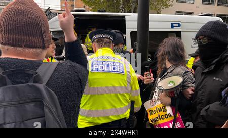 Les manifestants à Peckham affrontent la police lors d'un raid d'expulsion de l'immigration Banque D'Images